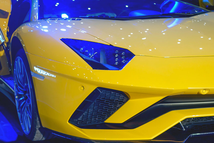 Ngoại hình của Aventador S được làm mới với những chi tiết khí động học hơn, tăng lực ép xuống đường lên 130% so với phiên bản tiêu chuẩn. Thay đổi dễ nhận thấy ở ngoại thất là phần cản trước và cản sau với các hốc gió lớn và bộ khuếch tán và 3 ống xả tạo hình mới.