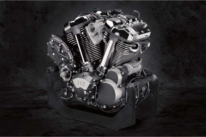 Yamaha Star Eluder 2018 được trang bị khối động cơ V-twin làm mát bằng dung dịch dung tích 1.854cc tương tự với chiếc Star Venture. Đi kèm với đó là loại hộp số 6 cấp và có một phêu dữ trự mới cho phép tăng dung tích chứa xăng lên tới 6,6 gallons (khoảng 25 lít).