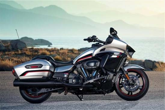 Yamaha Motor Corp mới đây vừa giới thiệu tới khách hàng tại khu vực Bắc Mỹ chiếc môtô PKL đường trường Yamaha Star Eluder 2018. Sau khi được bày bán trên thị trường, đây hứa hẹn là đối thủ “sừng sỏ” cạnh tranh với Honda Goldwing.