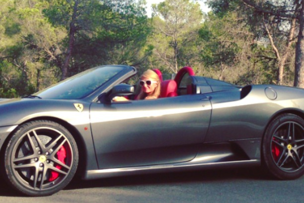 Ferrari F430 Spider – một trong những siêu xe thể thao thuộc vào hàng hiếm trên thế giới cũng góp mặt trong bộ sưu tập của cô. Để trở thành nữ chủ nhân của chiếc siêu ngựa hàng hiếm này, cô đã phải bỏ ra số tiền lên tới 210.000 USD.