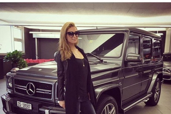 Mercedes G-Wagon AMG cũng là chiếc xe nằm trong bộ sưu tập của cô. Xe được trang bị khối động cơ dầu diesel 3.0 lít, cung cấp sức mạnh 183 mã lực tại 3.800 vòng/phút. Tuy động cơ không quá lớn nhưng gia tốc xe cực mạnh, bởi mô-men xoắn của xe đạt 400 Nm, với vòng tua máy chỉ từ 1.600 đến 2.800 vòng/phút.