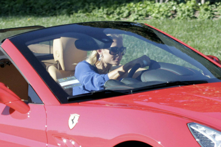 Cô cũng gây choáng khi sở hữu chiếc Ferrari California Spyder màu đỏ. Xe được trang bị khối động cơ V8 4.3 lít, công suất cực đại 460 mã lực tại vòng tua 7.500 vòng/phút. Xe có khả năng tăng tốc 0-100 km/h trong vòng chưa đầy 4 giây.