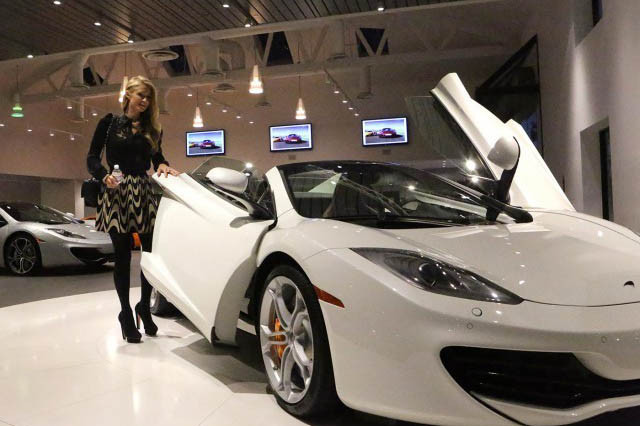Ngoài chiếc McLaren 650S Spider màu xám đen, cô còn sở hữu thêm một chiếc McLaren MP4-12C mui trần màu trắng tinh khôi. Xe được trang bị khối động cơ V8, 3.8 lít, tăng áp kép, công suất 616 mã lực và mô-men xoắn cực đại 600 Nm.