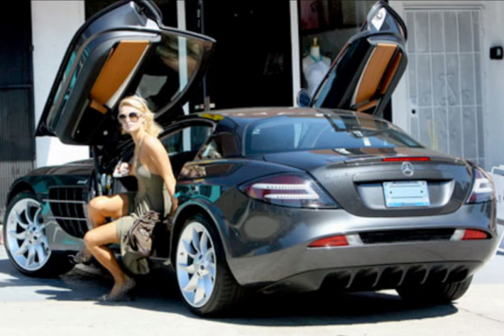 Cô còn sở hữu cho mình chiếc xế sang Mercedes Benz SLR McLaren. Đây là một trong những mẫu xe được sản xuất giới hạn trên thế giới và Paris Hilton là một trong số 75 người sở hữu chiếc xe này.