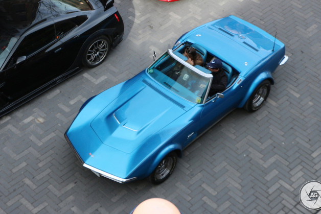 Có thể thấy điểm nhấn chính là chiếc siêu xe cổ Chevrolet Corvette màu xanh đến từ hãng xe cơ bắp Mỹ. Bên cạnh cạnh những tượng đài khác như Camaro và Mustang, mẫu xe này cũng được trang bị khối động cơ V8 vô cùng mạnh mẽ.