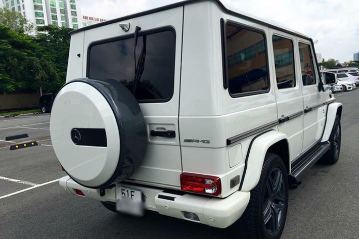 Ở phía sau là phần đuôi xe với thiết kế vuông góc và kéo dài giúp cho không gian khoang hành lý cực kỳ rộng rãi. Một số điểm đáng chú ý trên xe là nẹp chạy ngang thân xe với logo ‘AMG’, thẳng hàng với tay nắm cửa giúp xe nhìn chắc chắn hơn, vè bánh xe được mở rộng. Hệ thống xả thể thao AMG với 2 ống xả kép mạ chrome bên hông xe tạo nên sự hầm hố và khác biệt cho xe.
