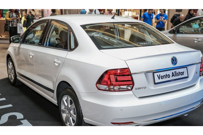 Volkswagen Vento AllStar được trang bị bánh xe hợp kim Linas, bàn đạp ly hợp nhôm và nội thất màu đen và màu xám thân sang trọng, bệ để tay trung tâm với lỗ thông khí phía sau và logo "ALL STAR"