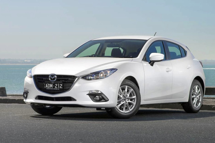 Bất ngờ “vượt mặt” và giành lại ngôi vị xếp hạng thứ 4 từ tay Hyundai Tucson, mẫu sedan Mazda 3 bán được 2.466 vượt xa Tucson khi chỉ bán được 1719 chiếc.