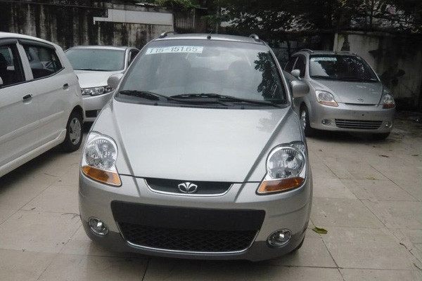 Cuối cùng là mẫu xe giá rẻ "thần thánh" Daewoo Matiz 2010. Đây là một mẫu xe khá quen thuộc với người tiêu dùng Việt trong nhiều năm qua. Hiện giá bán của xe dao động vào khoảng từ 80 đến 160 triệu đồng. Tùy vào từng phiên bản trong nước hay nhập khẩu, giá bán có thể thay đổi.