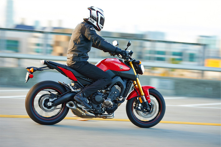 Trong số những mẫu xe môtô phân khối lớn hiện nay, khác biệt so với nhiều dòng xe khác, naked-bike là dòng xe được khá nhiều biker trẻ yêu thích bởi thiết kế nhỏ gọn, dễ dàng di chuyển trong khu đô thị chật hẹp. Dưới đây là 5 mẫu môtô naked-bike đáng mua nhất trong năm 2017.