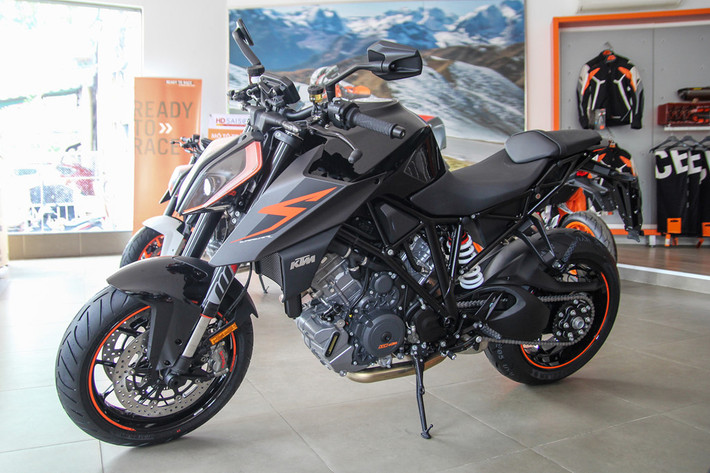 Sức mạnh của KTM 1290 Super Duke R 2017 là khối động cơ V-Twin 75 độ, 2 xy-lanh, cho công suất 177 mã lực và mô-men xoắn 141 Nm, đi kèm hộp số 6 cấp. Tại thị trường Việt Nam, xe có giá bán 638 triệu đồng.