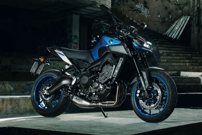“Trái tim” của Yamaha MT-09 2017 là khối động cơ 3 xi-lanh dung tích 847cc, làm mát bằng dung dịch, cho công suất tối đa 115 mã lực, mô-men xoắn cực đại 87,5 Nm tại 8.500 v/p. Hộp số là loại 6 cấp đi kèm bộ Assist & Slip Clutch giúp côn nhẹ hơn và sang số nhanh hơn. Trang bị an toàn trên xe gồm hệ thống phanh đĩa đơn phía sau, đĩa đôi phía trước, tích hợp công nghệ ABS.