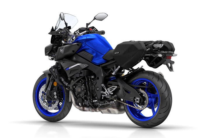 MT-10 Tourer đi kèm hệ thống Yamaha D-Mode với 3 chế độ lái, kiểm soát lực kéo Traction Control phù hợp với các điều kiện đường khác nhau, hỗ trợ sang số A&S (Assist and Slipper Clutch), hệ thống khung sườn và phuộc được trang bị như R1, hệ thống kiểm soát hành trình Cruise Control sẽ ngừng hoạt động khi người lái tác động vào phanh, côn hoặc ga.