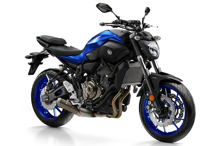 Tiếp đến là một đại diện khác của hãng xe máy Yamaha, Nhật Bản. Đây chính là chiếc MT-10 Tourer 2017. So với thế hệ tiền nhiệm, mẫu xe mới này được trang bị thêm hệ thống định vị GPS TomTom Raider.