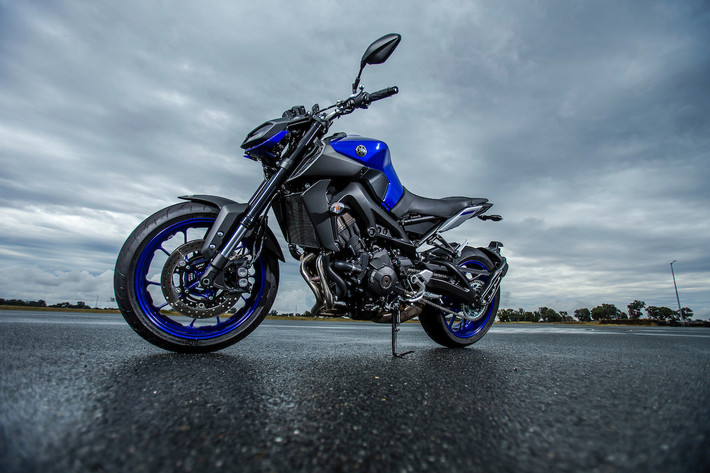 Cái tên đầu tiên được nhắc tới là Yamaha MT-09 2017, một đối thủ cạnh tranh trực tiếp với Kawasaki Z900. Xe nổi bật với các đường nét thiết kế sắc nét, mạnh mẽ mang đậm chất thể thao. Các trang bị tiêu chuẩn gồm cụm đèn pha LED, tay lái rộng, bánh xe đa chấu, cụ đồng hồ điện tử hiển thị thông các số kỹ thuật…
