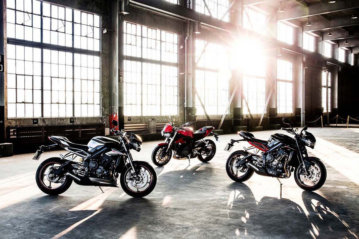 Cuối cùng là chiếc Triumph Street Triple 765 2017. Xe nổi bật với nhiều đặc điểm ưu việt như thiết kế khung nhẹ hơn, ống xả thể thao, cụm đồng hồ hoàn toàn mới, màn hình màu TFT kích thước 5 inch hiển thị đa thông số thay cho đồng hồ cơ kết hợp điện tử truyền thống.