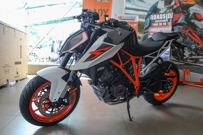 Một gương mặt thân quen khác được nhắc đến trong bài viết này là chiếc KTM 1290 Super Duke R 2017. Thiết kế của xe nổi bật với phong cách thiết kế mang "hơi thở" tương lai.