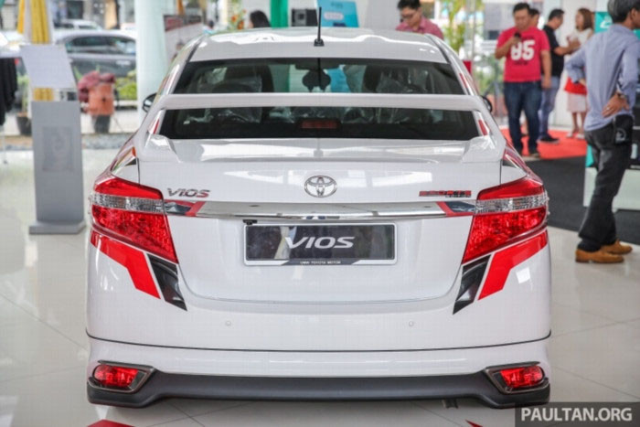 Diện mạo bên ngoài của xe toát lên sự hầm hố, mạnh mẽ. Phần đầu ấn tượng với cản trước lớn mở rộng, cụm đèn pha không có sự thay đổi lớn, đèn sương mù nằm sâu hốc hút gió với viền bao quanh bằng nhựa đen.