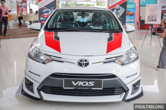 Điểm ấn tượng của cuả mẫu xe Vios Sports Edition 2017 mới này chính là được bổ sung bộ bodykit với màu sơn và dàn tem đấu thể thao đặc trưng của “dòng xe đua” danh tiếng Gazoo Racing.