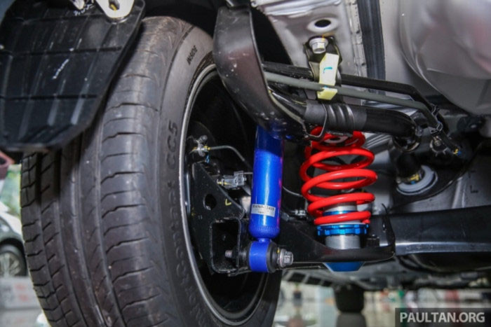 Ngoài ra, Vios Sports Edition 2017 được trang bị một hệ thống treo thể thao mới cũng được trang bị giúp hạ thấp 27 mm chiều cao gầm so với phiên bản tiêu chuẩn.