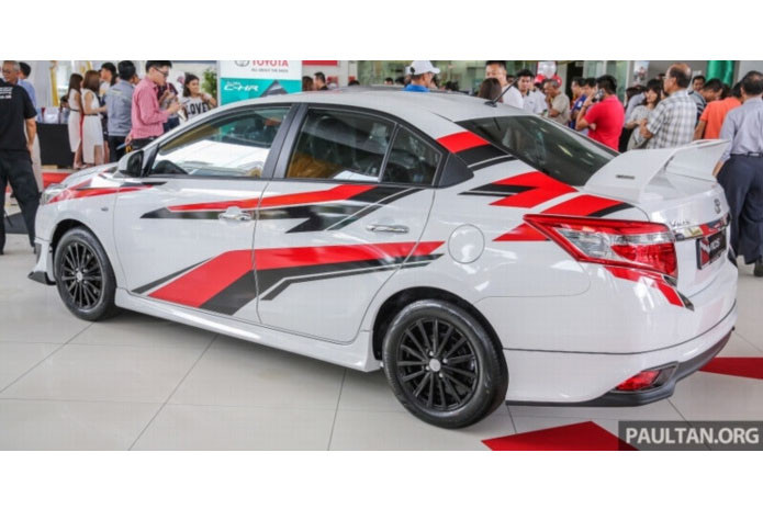Ở phía sau của chiếc xe thể thao giá rẻ này cũng được Toyota bổ sung thêm cánh gió lớn mang tính khí động học, cản sau mở rộng hơn, thân xe được bổ sung thêm đường viền màu đen dọc theo thân xe.