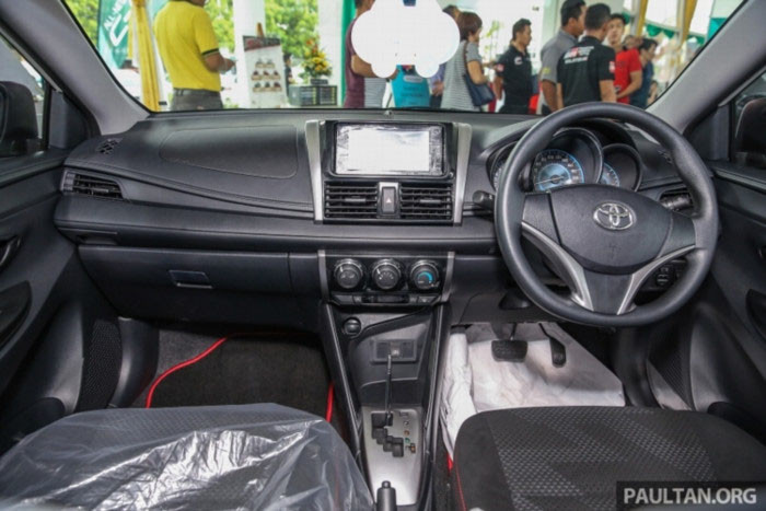 Toyota Vios Sports Edition 2017 bổ sung một số chi tiết mới như bộ ghế thể thao, thảm sàn và cần số riêng cùng giá đỡ cốc phát sáng, hệ thống đèn chiếu sáng dưới chân người ngồi. Các chi tiết còn lại không thay đổi như vô-lăng 3 chấu tích hợp phím chức năng, màn hình LCD hiển thị thông tin kỹ thuật, điều hòa tự động, phím chức năng,…