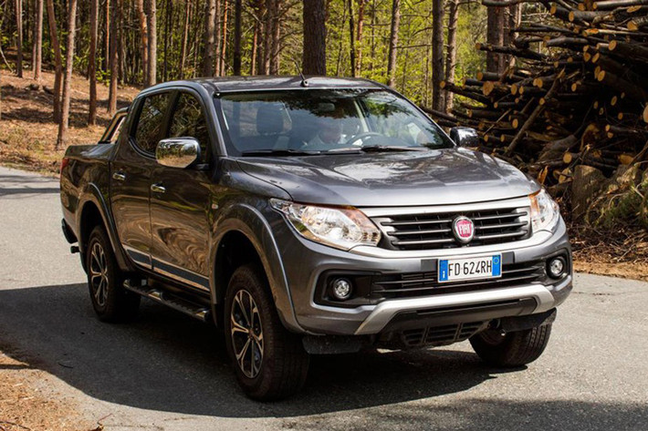 Cái tên cuối cùng là Fiat Fullback. Xe được trang bị hai tùy chọn động cơ cho khách hàng lựa chọn gồm bản động cơ dầu diesel 2.4 lít, công suất 148 mã lực và bản động cơ dầu diesel 2.4 lít tăng áp, công suất 178 mã lực.