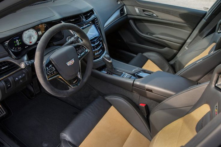 CTS-V 2018 sở hữu nội thất sang trọng với ghế bọc da Jet Black và Alcatara hiệu suất Recaro điều chỉnh 16 hướng. Hệ thống ghi dữ liệu hiệu suất Performance Data Recorder với phần mềm phân tích Toolbox của Cosworth, hệ thống Magnetic Ride Control, cửa sổ trời, camera chiếu hậu... và trung tâm là hệ thống thông tin giải trí CUE mới nhất.