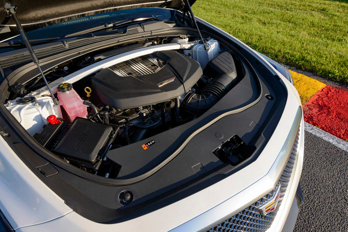 Cadillac CTS-V 2018 nhận được hệ thống kiểm soát lực kéo Performance Traction Management độc quyền của GM, cung cấp 5 chế độ lái và chức năng điều khiển bằng tay thông qua lẫy chuyển số trên vô lăng.