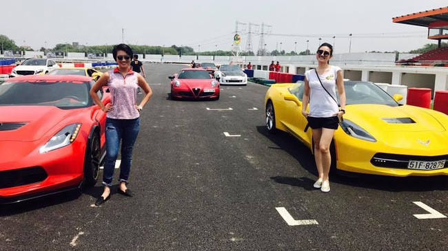 Nội thất nổi bật trong bộ ghế da cao cấp Napa màu đỏ bắt mắt, hai ghế đều có chức năng chỉnh điện 8 hướng và nhớ vị trí ghế ngồi. Ngoài ra, màn hình cảm ứng 8 inch ở vị trí trung tâm, hệ thống âm thanh Bose 10 loa hay vô-lăng 3 chấu da cao cấp đen, độ la-zăng đa chấu làm bằng hợp kim cùng bộ phanh gốm ấn tượng.