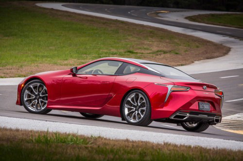 Lexus LC500 thế hệ mới sở hữu hệ thống an toàn tối ưu với gói tiêu chuẩn Lexus Safety System +, gồm tập hợp nhiều tính năng an toàn chủ động được thiết kế nhằm phòng tránh hoặc giảm thiểu va chạm trong nhiều tình huống giao thông phức tạp.
