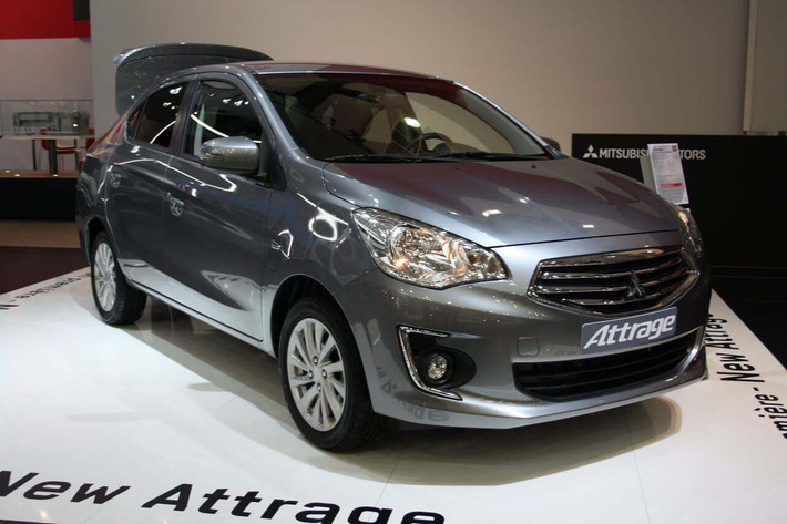 Mẫu xe Mitsubishi Attrage cũng được áp dụng giảm giá từ 60-70 triệu đồng cho cả 3 phiên bản. Cụ thể mức giá niêm yết của Attrage MT là 422 triệu đồng (giảm 70 triệu đồng), MT Eco là 402 triệu đồng (giảm 60 triệu đồng), CVT là 472 triệu đồng (giảm 70 triệu đồng)