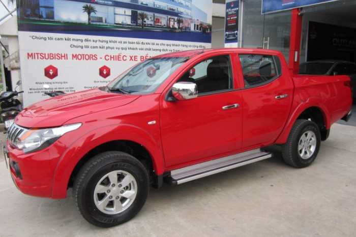Hai phiên bản Triton 4x4 MT và 4x2 MT được Mitsubishi tại Việt Nam mức giá công bố là 626 triệu đồng ( giảm 60 triệu đồng cùng quà tặng trị giá 18 triệu đồng từ đại lý) và 576 triệu đồng (giảm 20 triệu đồng cùng phiếu nhiên liệu trị giá 20 triệu đồng).