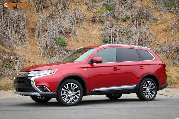 Outlander CVT giảm 117 triệu đồng cho cả 2 bản 2.0 và 2.4, cụ thể giá công bố cho cả hai phiên bản là 996 triệu đồng và 1 tỷ 148 triệu đồng.