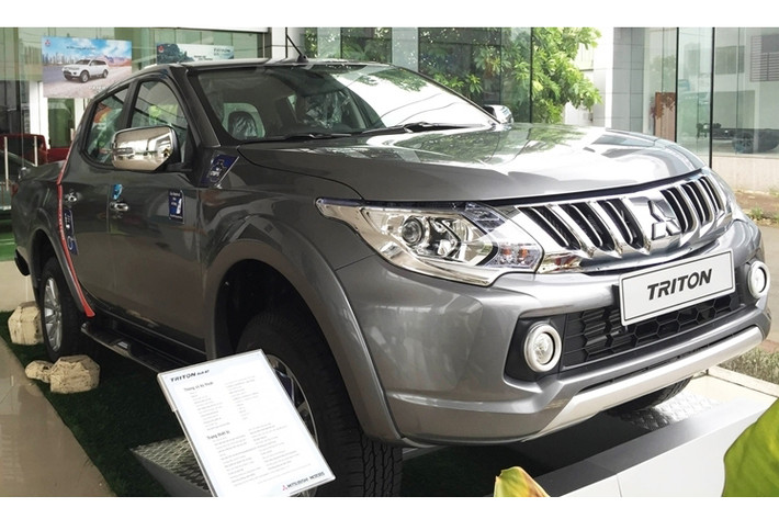 Cuối cùng là dòng Mitsubishi Triton được phân phối với 3 phiên bản AT và 2 phiên bản MT. Phiên bản AT không nhận được khuyến mại trực tiếp của Mitsubishi, tuy nhiên khách hàng được nhận quà tặng trị giá 18 triệu từ đại lí kèm theo phiếu nhiên liệu trị giá 28 triệu.