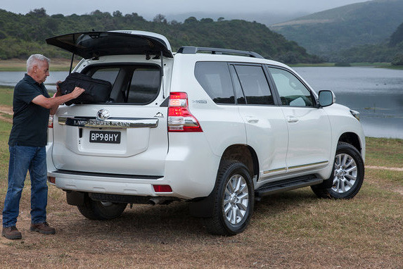 Trang bị an toàn trên Land Cruiser Prado Altitude gồm: 7 túi khí an toàn, hệ thống điều khiển sự ổn định và kiểm soát lực kéo, hệ thống chống bó cứng phanh ABS, hệ thống hỗ trợ lên và xuống dốc.