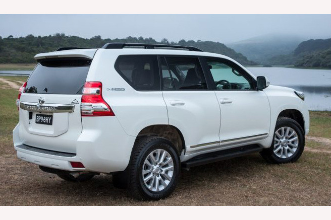Bộ la-zăng làm bằng hợp kim dạng đa chấu kích thước 18 inch, cửa nóc có thể trượt vào bên trong mui xe, dung tích bình xăng bị giảm xuống còn 87 lít do việc di chuyển bánh xe dự phòng xuống dưới làm chiếm chỗ bình xăng thứ hai.