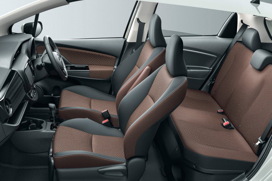 Toyota Yaris 2017 vẫn được hãng xe Nhật Bản giữ lại khối động cơ 1KR-FE 3 xi-lanh 1.0L, công suất 68 mã lực và một bản động cơ 1NR-FKE 4 xi-lanh, dung tích 1.3L, công suất 98 mã lực. Trong khi đó trên bản cao cấp là khối động cơ xăng 1NZ-FXE 1.5L kết hợp với một động cơ điện cho tổng công suất 99 mã lực, mức tiêu thu nhiên liệu trung bình là 34,4 km/lít.