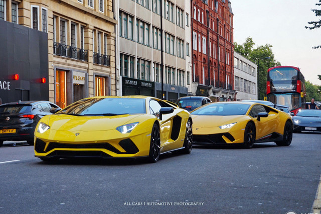 Lamborghini Aventador SV được trang bị động cơ V12, dung tích 6,5 lít tương tự như phiên bản tiêu chuẩn nhưng được tinh chỉnh lại và mang đến công suất tối đa 750 mã lực cao hơn 50 mã lực, mô-men xoắn cực đại 690 Nm. Ngoài ra, Lamborghini Aventador SV còn nhẹ hơn 50 kg so với phiên bản tiêu chuẩn.