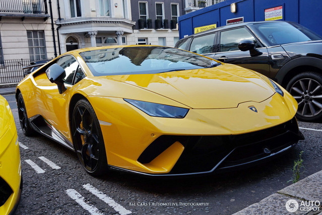 Lamborghini Huracan Performante là một phiên bản hoang dã, hung dữ hơn của Huracan. Với diện mạo thể thao, Huracan Performante mang sức mạnh của một chiếc xe đua nhưng vẫn có thể đi đường thường. Xe được trang bị khối động cơ V10 mạnh nhất trong tất cả các dòng xe Lamborghini. Động cơ đạt công suất 631 mã lực tại 8.000v/ph và mô-men xoắn cực đại 600Nm tại 6.500v/ph.