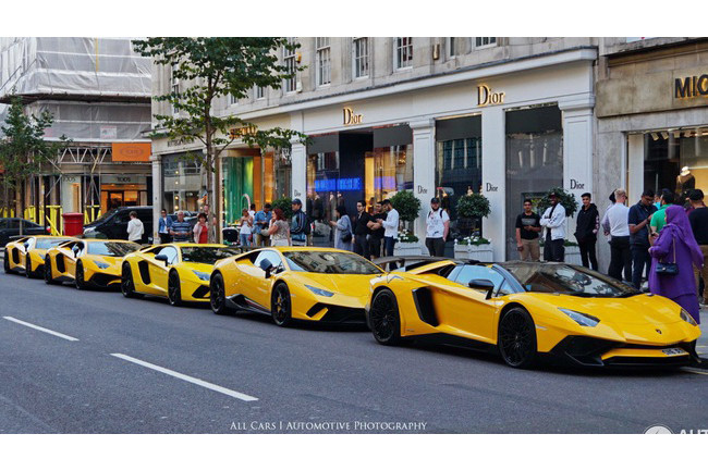 Hình ảnh 5 chiếc siêu xe Lamborghini khoác trên mình “chiếc áo” màu vàng rực cùng tập kết trên một con phố tại London tạo nên một hình ảnh đẹp mắt và hiếm gặp gây ấn tượng không chỉ cho giới mê xe tại Anh quốc, mà còn lan sang cả cộng đồng chơi xe quốc tế.