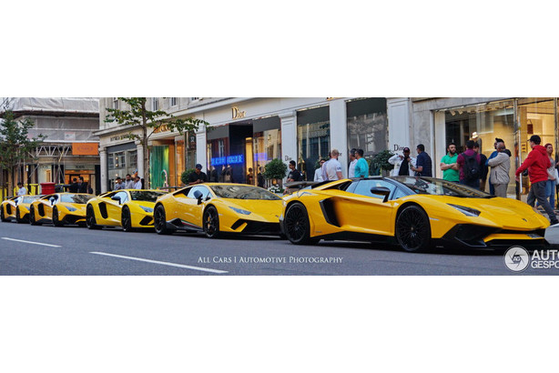 Siêu xe mạnh mẽ nhất của Lamborghini tăng tốc từ 0-100 km/h chỉ trong vòng 2,8 giây trước khi đạt tốc độ tối đa 350 km/h. Chỉ có đúng 600 chiếc Aventador SV được sản xuất trên toàn thế giới, đi kèm là mức giá 493.069 USD tại thị trường Mỹ.