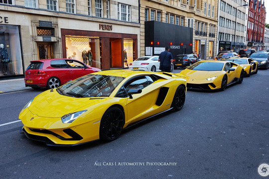 Trong "Đội quân" Lamborghini trên phố London có thể dễ dàng nhận thấy chiếc xe dẫn đoàn là chiếc Aventador SV mui trần, theo sau là Huracan Performante, Aventador S LP740-4 và sau cùng là cặp Aventador SV Coupe. 3 phiên bản hàng hiếm Aventador SV có 2 chiếc bản coupe và 1 chiếc thuộc bản mui trần đều là phiên bản giới hạn số lượng của Lamborghini.