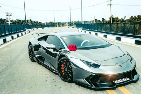 Trước đó, Lamborghini Huracan được tay chơi này chọn gói body kit Novara Edizione của Vorsteiner nhằm tăng khả năng tối ưu hóa khí động học trên "siêu bò" khi sử dụng chất liệu sợi carbon làm thiết kế và qua đó cũng mang đến diện mạo ấn tượng hơn cho ngoại thất.