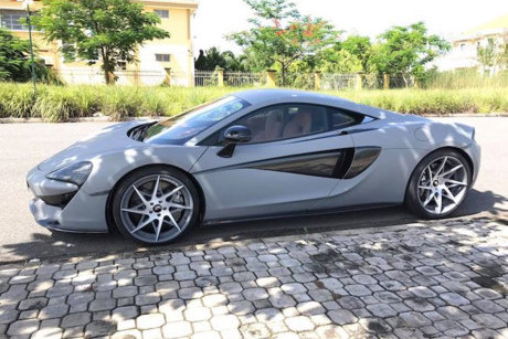Trước đó chiếc McLaren 570S còn được trang bị ống xả độ FI và sau đó là bộ body kit mang tên gọi 570-VX với chất liệu chính là sợi carbon do hãng độ Vorsteiner thiết kế.