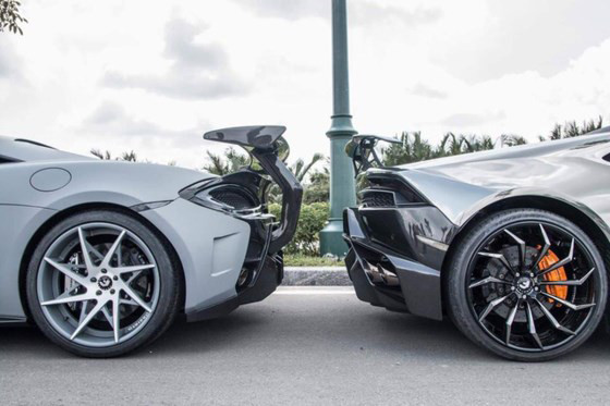 Sự xuất hiện của cặp đôi siêu xe Lamborghini và McLaren độ tại Sài Gòn với bộ la-zăng "độc nhất vô nhị" của hãng độ Forgiato là rất hiếm. Hai tác phẩm nghệ thuật ôtô hàng đầu cùng lăn bánh trên đường phố gây xôn xao không chỉ trong giới chơi xe ôtô Việt Nam mà còn khiến hãng độ xe nổi tiếng thế giới phải kinh ngạc.