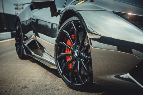 Nguyên bản, Lamborghini Huracan LP610-4 sử dụng khối động cơ V10, dung tích 5,2 lít sản sinh công suất tối đa 610 mã lực và mô-men xoắn cực đại 560 Nm. "Siêu bò" mất 3,2 giây để tăng tốc từ 0-100 km/h, trước khi đạt vận tốc tối đa 325 km/h. Được biết chiếc siêu xe này từng được chủ nhân tại TP HCM rước về với mức giá 15 tỷ đồng.