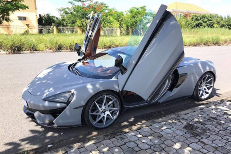 McLaren 570S được trang bị động cơ V8, tăng táp kép, dung tích 3,8 lít, sản sinh công suất tối đa 562 mã lực và mô-men xoắn cực đại 600 Nm, kết hợp với hộp số SSG 7 cấp.