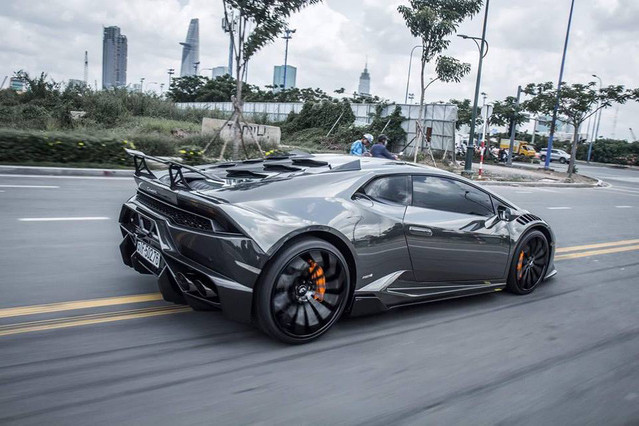 Một tờ báo của Mỹ đã bày tỏ sự kinh ngạc “Chiếc Lambo Huracan màu chrome này sẽ khiến bạn không thể rời mắt khi đi ngang”. Ngoài việc trang bị bộ body kit độ Novara, siêu xe Lamborghini Huracan độ khủng này cũng được chủ nhân cho lên ống xả độ FI và ngoại thất khoác áo màu crôm.