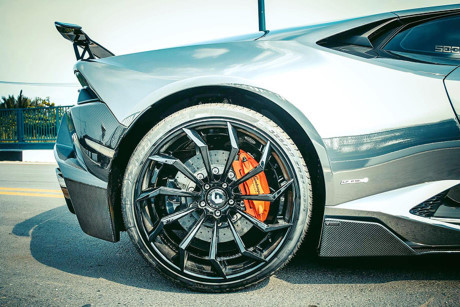 Theo giới thạo tin, trong lần nâng cấp cho siêu xe Lamborghini Huracan độ Novara Edizione độc nhất Việt Nam, chủ nhân đã phải “rút hầu bao” gần 240 triệu đồng. Bộ mâm "khủng" mà hãng độ trang bị cho Lamborghini Huracan có dạng đa chấu trông như những chiếc chân nhện khổng lồ táo bạo hơn, dữ dằn hơn.
